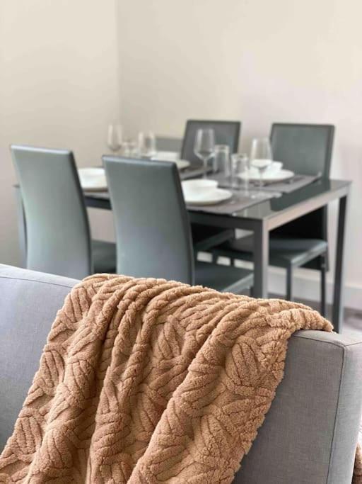 Modern Flat Near Train Station With Free Parking Apartamento CBG Exterior foto
