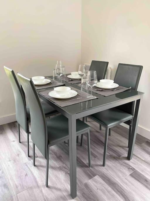 Modern Flat Near Train Station With Free Parking Apartamento CBG Exterior foto