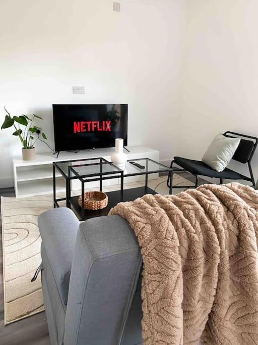 Modern Flat Near Train Station With Free Parking Apartamento CBG Exterior foto