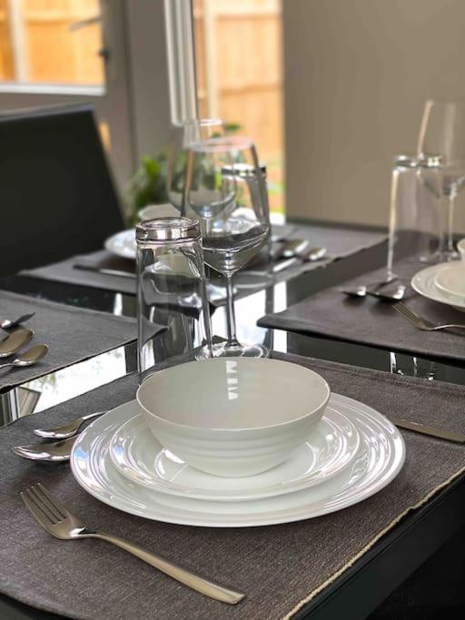 Modern Flat Near Train Station With Free Parking Apartamento CBG Exterior foto