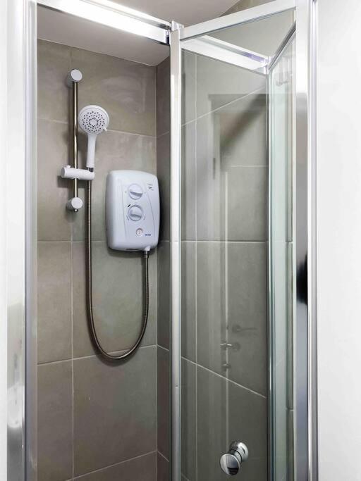Modern Flat Near Train Station With Free Parking Apartamento CBG Exterior foto