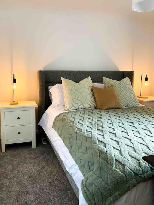 Modern Flat Near Train Station With Free Parking Apartamento CBG Exterior foto