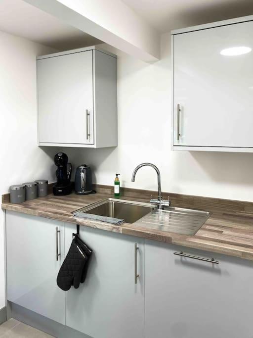 Modern Flat Near Train Station With Free Parking Apartamento CBG Exterior foto