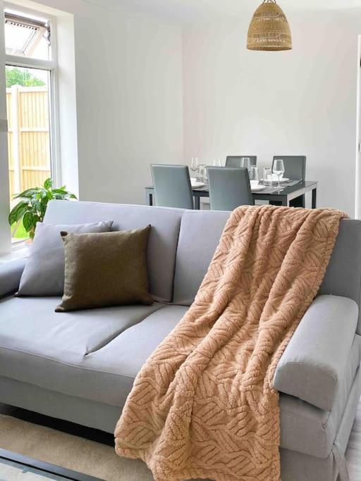Modern Flat Near Train Station With Free Parking Apartamento CBG Exterior foto